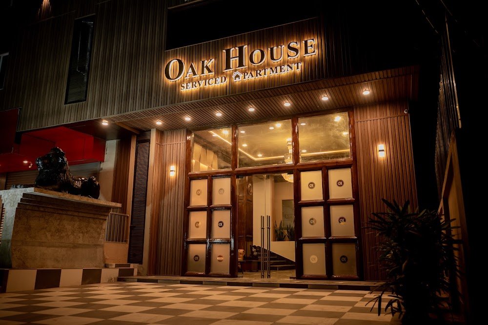 OAK HOUSE photo 2